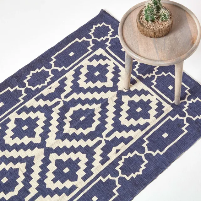 Homescapes Halmstad katoenen vloerkleed met geometrisch patroon in blauw en wit, 90 x 150 cm Blauw, Wit