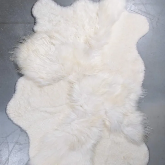 PHILLINE.BE Schapenvacht tapijt - vloerkleed schapenvachten - Karpet schapenvachten - off white - vachtenpatch tapijt wit - off white