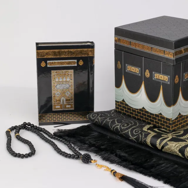 Firaset Geschenkset met islamitische gebedskleedjes met Kaaba-ontwerp, Heilige Koran en Tasbih, zachte Sajadah-gebedsmat in elegante kubieke geschenkdoos, islamitisch Salah-tapijt – Seccade, islamitische geschenken voor Ramadan Eid Zwart