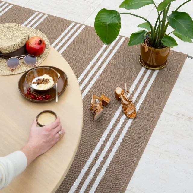 Studio M Luxe Buitenkleed Studio M – STRIPES – Dubbelzijdig Vloerkleed Buiten – Buitentapijt 160x220 cm – Beige/Bruin – Tuintapijt met Omkeerbaar Design - 100% gemaakt in België Beige/Bruin-Stripes