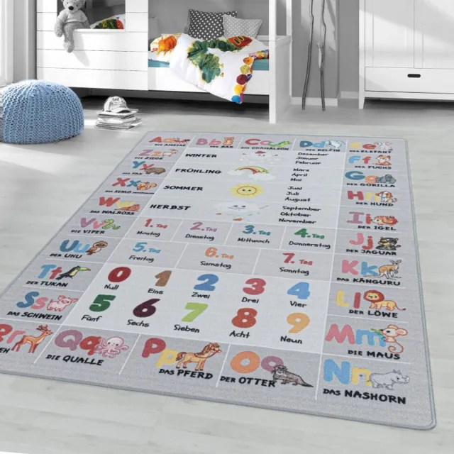 TapisTrend Kinderkleed Grijs met korte pool en patroon van letters, cijfers en seizoenen