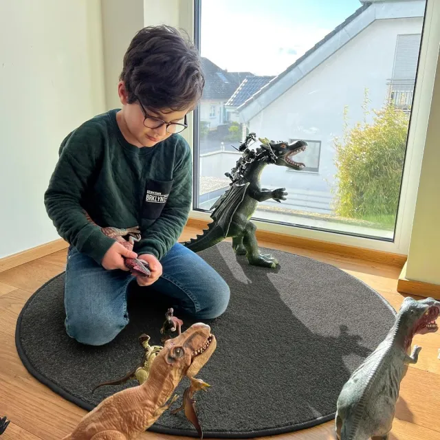 Floordirekt Tapijt Rond - Ø 50 cm - Antraciet - Modern Fluffy Velours Kortpolig Tapijt voor Kinderkamer - Speeltapijt & Kindertapijt Krokodil