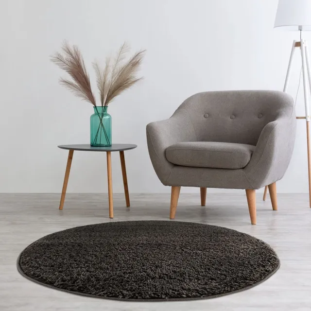Unyqoos Rond hoogpolig vloerkleed in antraciet voor een warme woonkamer sfeer