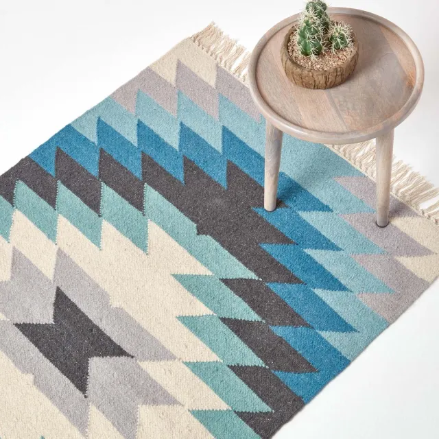 Homescapes Helsinki handgeweven kelimkleed van wol en katoen met blauw geometrisch patroon, 90 x 150 cm Blauw, Zwart, Grijs, Gebroken wit