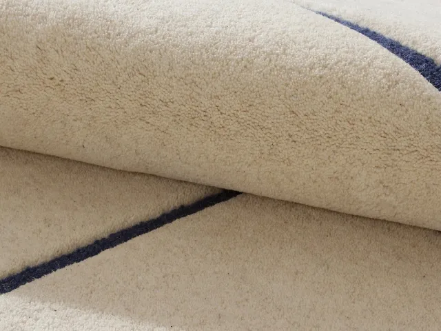 Vente-unique Asymmetrisch getuft vloerkleed in 100% wol - 160 x 230 cm - Beige en donkerblauw - 2200 g/m² - ORANY