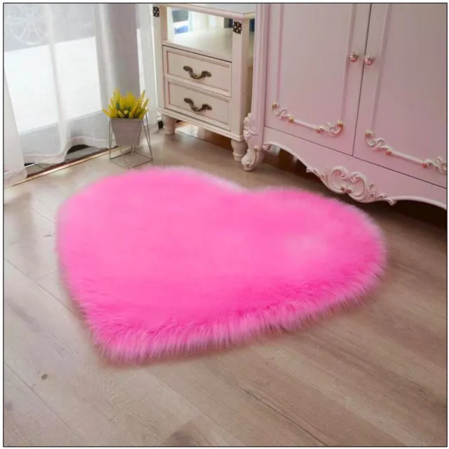 LEAN TOYS Pluche Hartvormig Karpet - Roze - Antislip Onderkant - Zacht Knuffelstof - Leuk voor Kinderkamer - Meisjeskamer - Roze - Pink - Hart