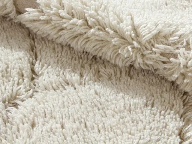 Vente-unique Getuft vloerkleed in 100% wol - 160 x 230 cm - Gebroken wit - 2250 g/m² - MONCALVO