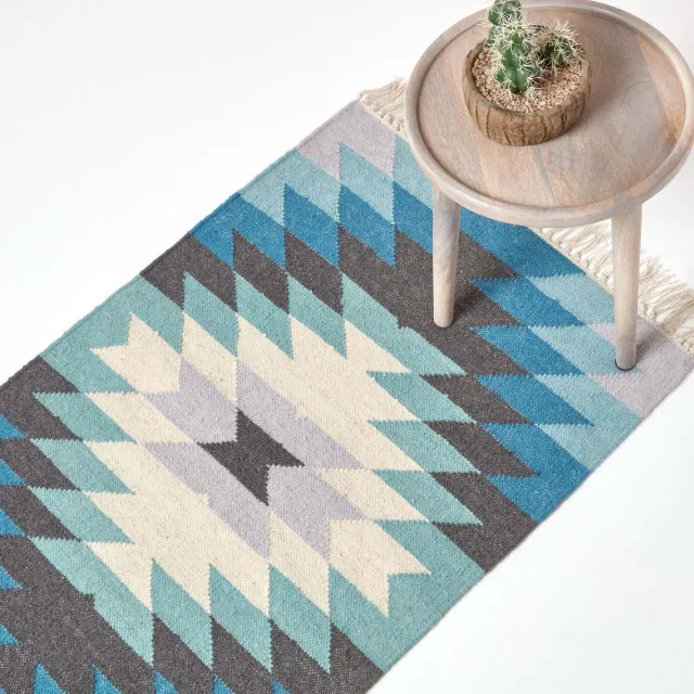 Homescapes Helsinki handgeweven kelimkleed van wol en katoen met blauw geometrisch patroon, 66 x 200 cm Blauw, Zwart, Grijs, Gebroken wit