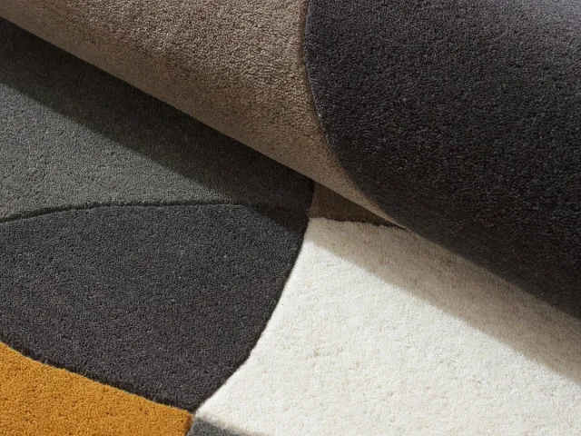 Vente-unique Getuft vloerkleed in 100% wol met abstracte motieven - 160 x 230 cm - Taupe en grijs - 2400 g/m² - GUALINA Veelkleurig